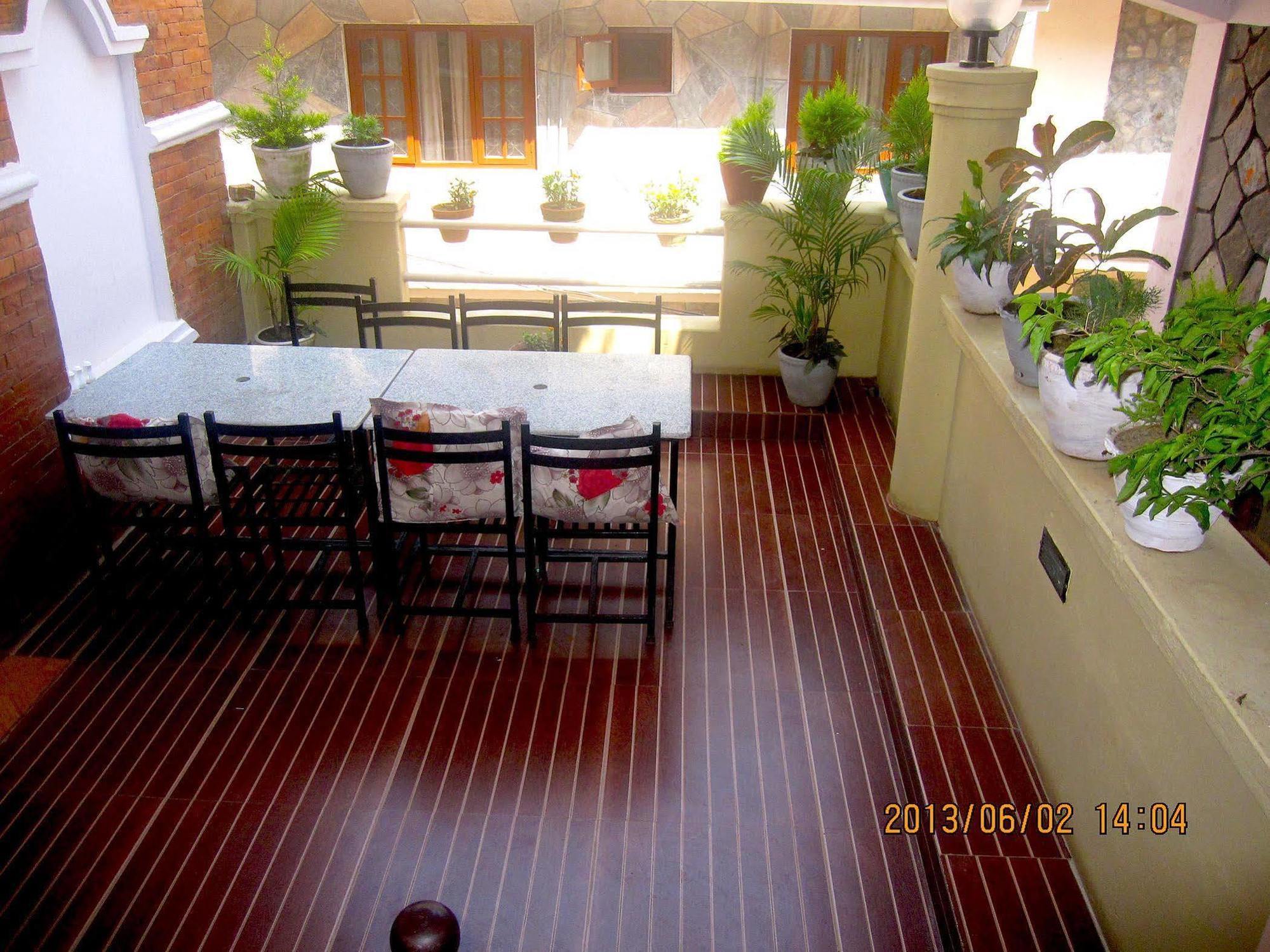 Hotel Half Moon Pokhara Esterno foto
