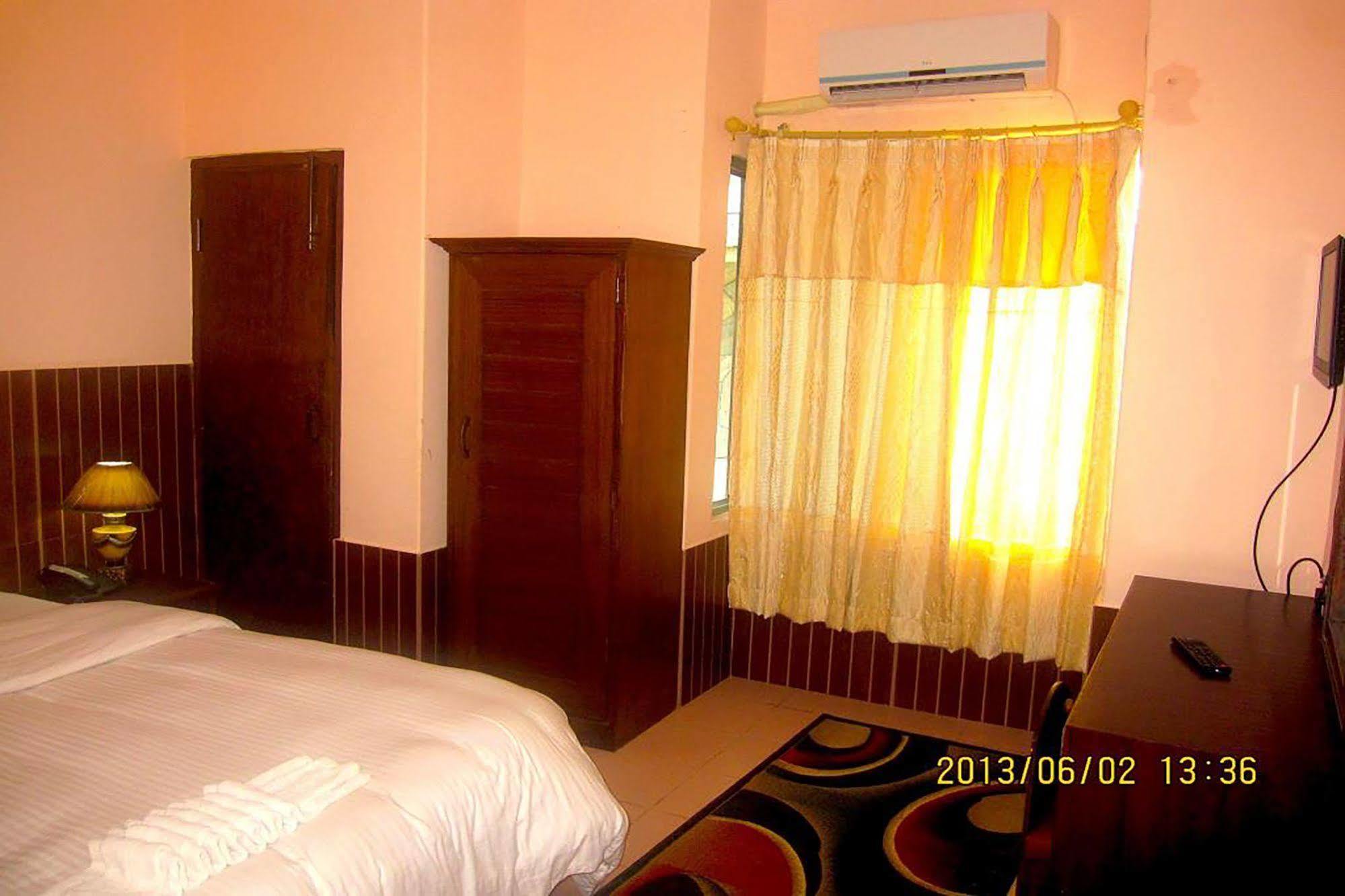 Hotel Half Moon Pokhara Esterno foto