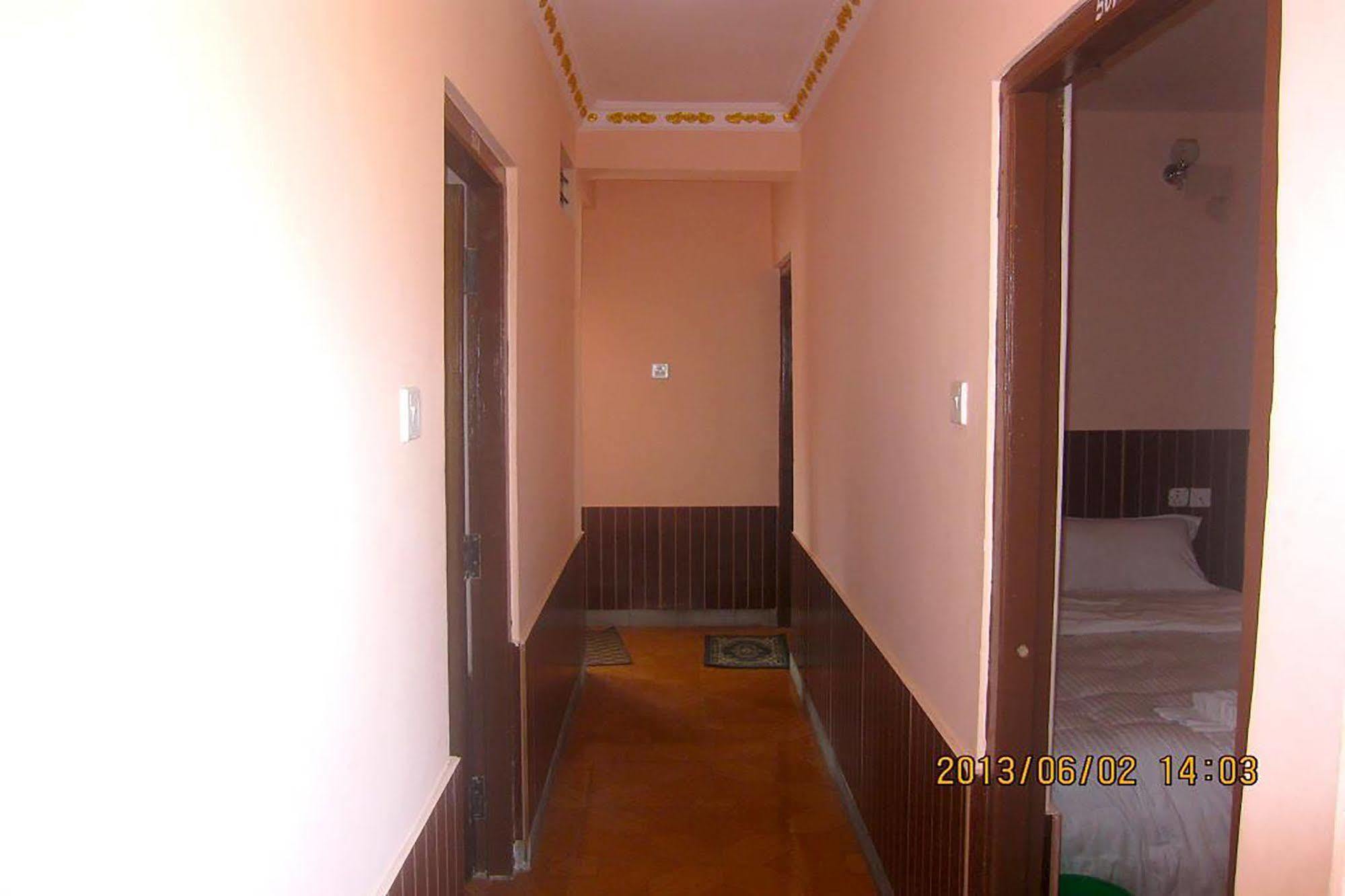 Hotel Half Moon Pokhara Esterno foto